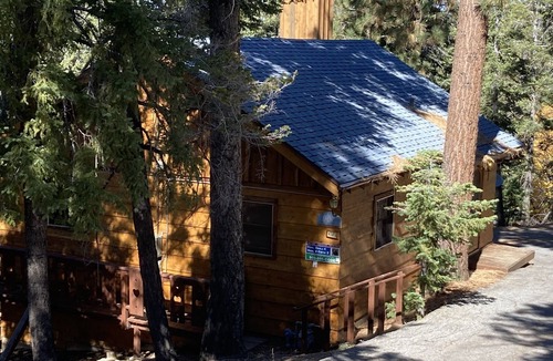 Upper Moonridge Cabin | Cozy Pet Friendly Cabin! - 2 blocks from Bear Mountain in Southern California