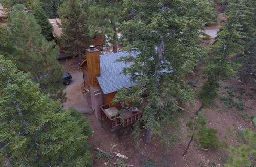 Upper Moonridge Cabin | Cozy Pet Friendly Cabin! - 2 blocks from Bear Mountain in Southern California