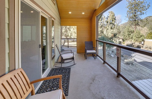 Pine Mountain Club Cabin | Cozy Pine Mountain Club Cabin w/Large Deck