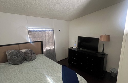Claremont House | Cozy Queen room nestled close to Cal Poly Pomona, Claremont, & LaVerne Colleges