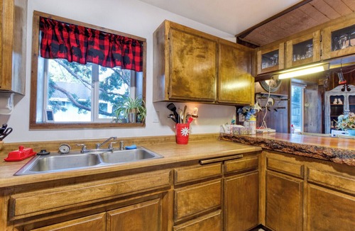 Woodlands Cabin | Cozy Quiet wooden cabin in enchanting Big Bear, AC, Heat, WiFi, King bed, pet fe
