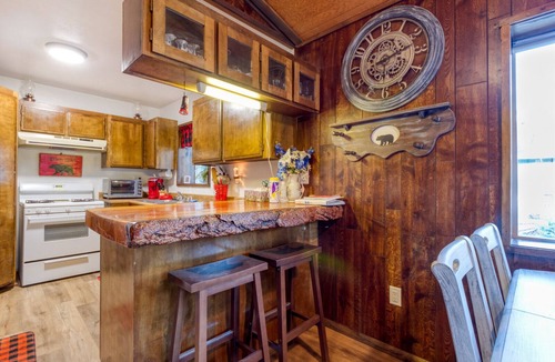 Woodlands Cabin | Cozy Quiet wooden cabin in enchanting Big Bear, AC, Heat, WiFi, King bed, pet fe