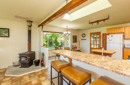 Orick House | Cozy Redwood Escape, Fire pit, Ocean Views and 5-10 minutes from old growth redwood hiking trails.