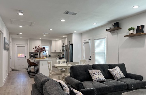 Fullerton House | Cozy Remodeled Home - 3 Beds 2.5 Bath - 10 Min to Disney