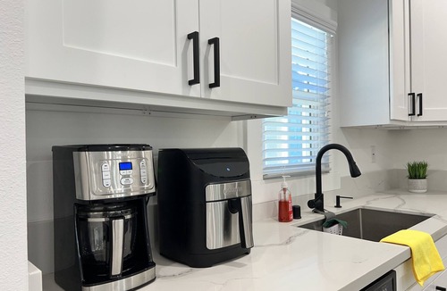 Fullerton House | Cozy Remodeled Home - 3 Beds 2.5 Bath - 10 Min to Disney