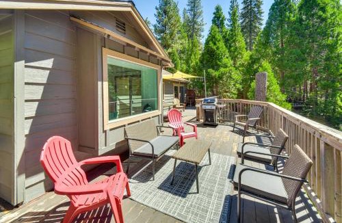 Strawberry House | Cozy Retreat with Deck about 2 Mi to Pinecrest Lake!