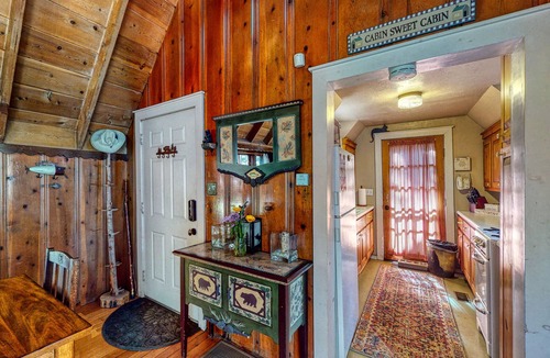Cedar Glen Cabin | Cozy Shabby Chic, Romantic, close to lake and FIDO friendly cabin.