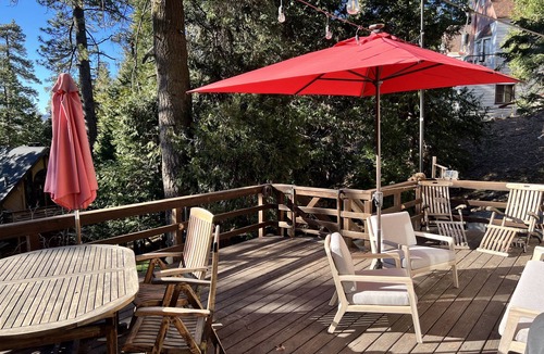 Cedar Glen Cabin | Cozy Shabby Chic, Romantic, close to lake and FIDO friendly cabin.