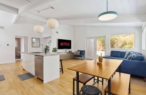 College West House | Cozy, Spacious, Family-Friendly + LARGE YARD W/HOT TUB ~by all attractions!n