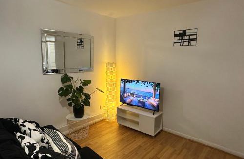 Forest Hill Apartment | Cozy Studio Flat , less than a minute from Forest Hill train station