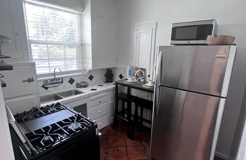La Brea Apartment | Cozy studio near LACMA