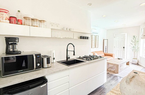 Ladera Heights Apartment | Cozy Studio Retreat with Pool – Steps from SoFi Stadium MK4-LAD