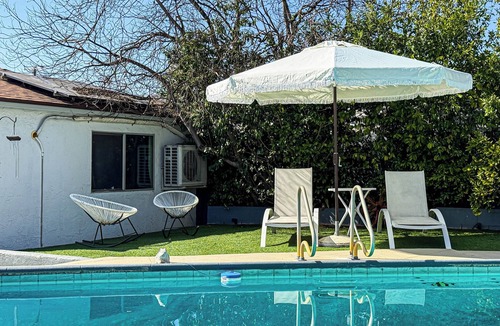 Ladera Heights Apartment | Cozy Studio Retreat with Pool – Steps from SoFi Stadium MK4-LAD