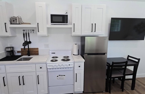 Westminster Apartment | Cozy studio with WiFi and AC in welcoming Westminster