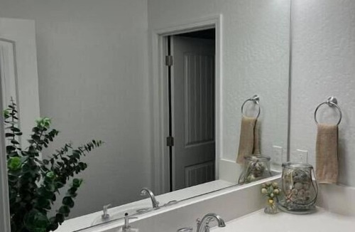 Visalia House | Cozy Suites in a New House!