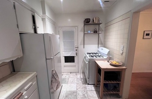 Miracle Mile Apartment | Cozy Sweet Spanish-style 1-bedroom apartment in beautiful Los Angeles