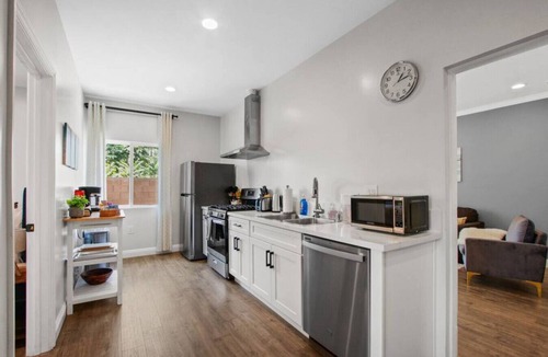 Azusa House | Cozy Urban Retreat: with King and Queen Beds, 1.5 Baths, Well-Equipped Kitchen, Private Backyard, and a Designated Parking Space.