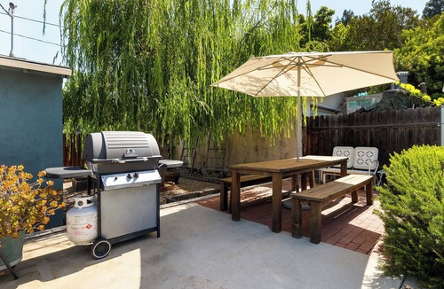 Eagle Rock House | Cozy Walkable Family Stay in Eagle Rock By Occidental & York