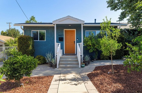 Eagle Rock House | Cozy Walkable Family Stay in Eagle Rock By Occidental & York