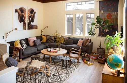 Ojai House | Craftsman home nestled in an open meadow in downtown Ojai