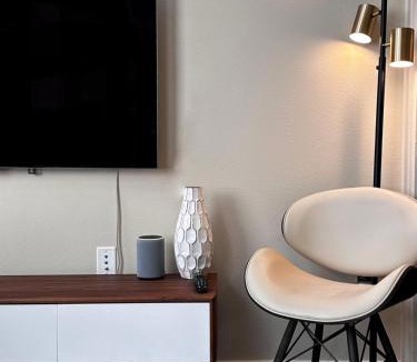 Mid-Wilshire Apartment | Creative 2 Levels Penthouse