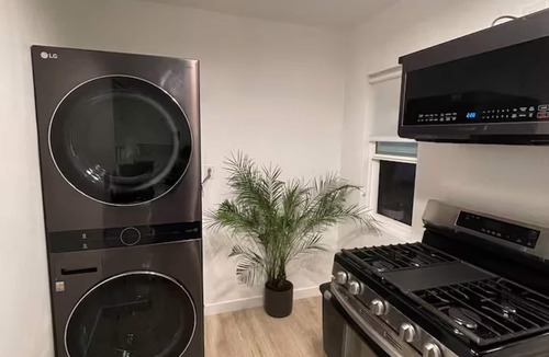 NoHo Arts District House | Creative Retreat NoHo Arts District Parking Fireplace Walking Distance to Shops