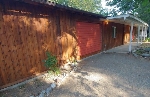 Happy Camp House | Creekfront 3-bedroom house with WiFi, AC in Happy Camp
