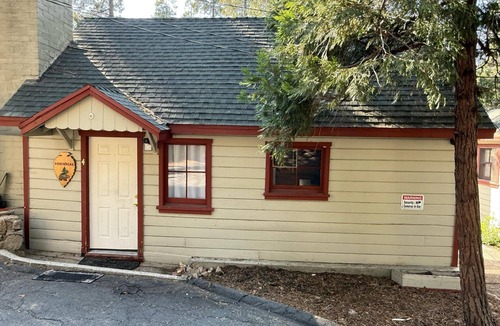 Crestline Cabin | Crest Lodge Historic Mountain Inn - ArrowBear