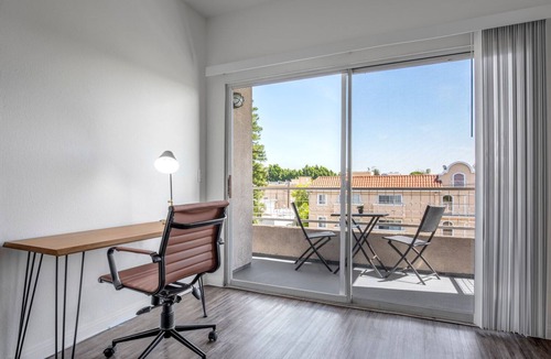 Hollywood Apartment | Crisp 2BR w/Gym + Pool in central Hollywood, close to WeHo by Blueground