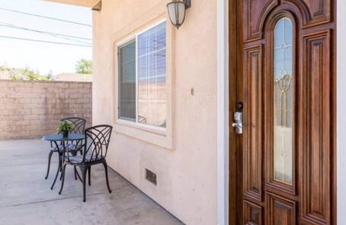 South San Gabriel House | Crowning Luxury: 3 King Suites, 3 Bath Retreat, Workstations, Lightspeed Internet, and On-Site Laundry with Parking.