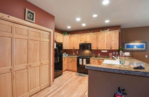 Brockway House | Crystal Charm – Amazing 3 BDR Condo Close to Beaches, Casinos, & Skiing!