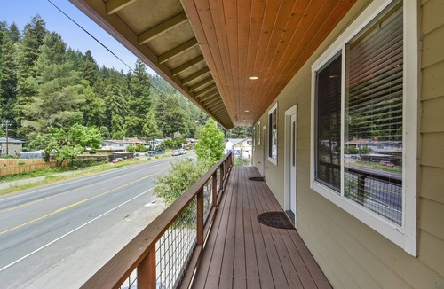 Guerneville House | Culture Blend ~ Great Group Getaway, Hot Tub, River Access, Game Room, BBQ!