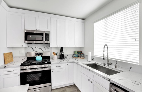 Hawthorne Apartment | Cushy New Condo Oasis -Near Beaches & Sofi Stadium