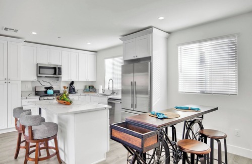 Hawthorne Apartment | Cushy New Condo Oasis -Near Beaches & Sofi Stadium
