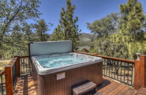 Castle Glen Estates House | CUSTOM SINGLE STORY CABIN WITH JACUZZI POOL TABLE & BIG GAME ROOM WITH ARCADE games