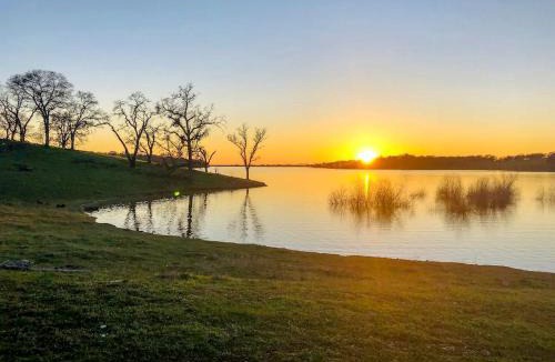 Wheatland Other | Cute, Lakeside Glamping Bell Tent + Amenities, Wheatland, California