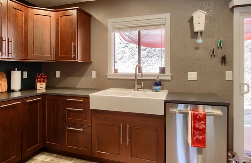 Mariposa House | Cute Pool House near Yosemite with a Hot Tub and Game room