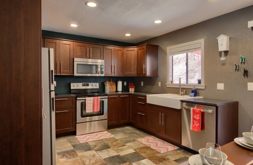 Mariposa House | Cute Pool House near Yosemite with a Hot Tub and Game room
