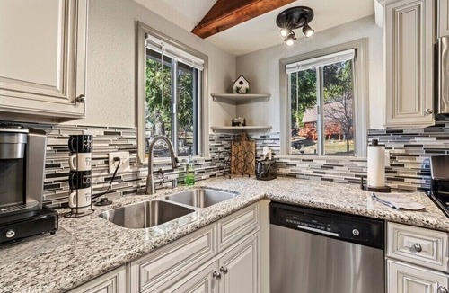 Twin Peaks Cabin | Cutest cottage! Check in 1pm-Check out 1pm! Pet Friendly! Free bottle of wine!