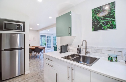 Fernwood Apartment | Das Gasthaus is nestled within the Santa Monica Mountains in Topanga.
