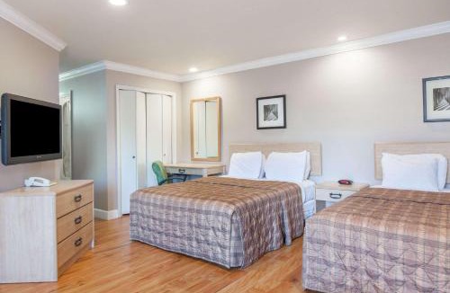 Paradise Valley Hotel | Days Inn by Wyndham San Francisco S/Oyster Point Airport