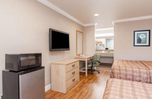 Paradise Valley Hotel | Days Inn by Wyndham San Francisco S/Oyster Point Airport