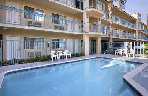 La Sierra Hotel | Days Inn by Wyndham Riverside Tyler Mall