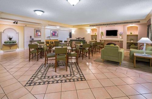 Vista Hotel | Days Inn by Wyndham San Diego Vista