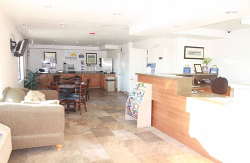 Needles Hotel | Days Inn & Suites by Wyndham Needles