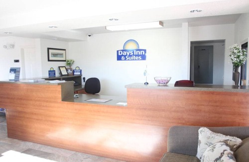 Needles Hotel | Days Inn & Suites by Wyndham Needles