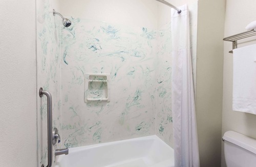South Gate Hotel | Days Inn & Suites by Wyndham South Gate