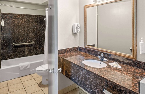 Artesia Hotel | Days Inn & Suites by Wyndham Artesia