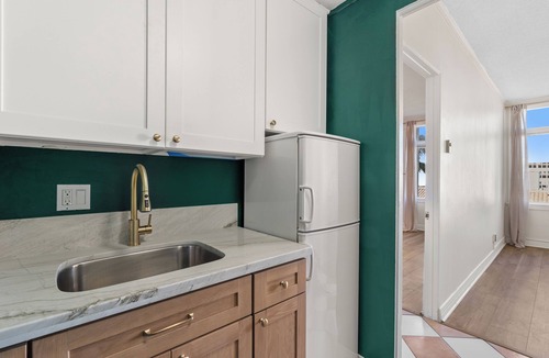 East Village Condo | Deco Hideaway 1-Bedroom Condo w/Fitness Room, Sun Deck & WiFi, Long Beach, CA