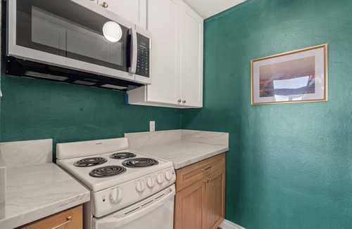 East Village Condo | Deco Hideaway 1-Bedroom Condo w/Fitness Room, Sun Deck & WiFi, Long Beach, CA